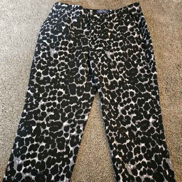 Old Navy Pants - Black leopard print cropped pants